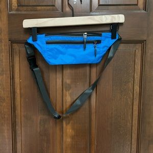 VTG Nylon Zippered Bright Blue fanny pack. Unbranded.